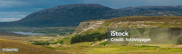 Шотландия Highland Гора Glen Crofters Коттеджи И Лохпанорама — стоковые фотографии и другие картинки Loch Assynt