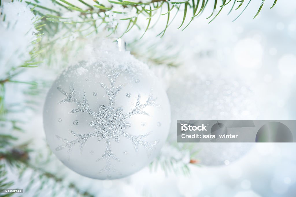 Silver ciondoli di natale appeso a un albero di Natale con la neve - Foto stock royalty-free di Albero