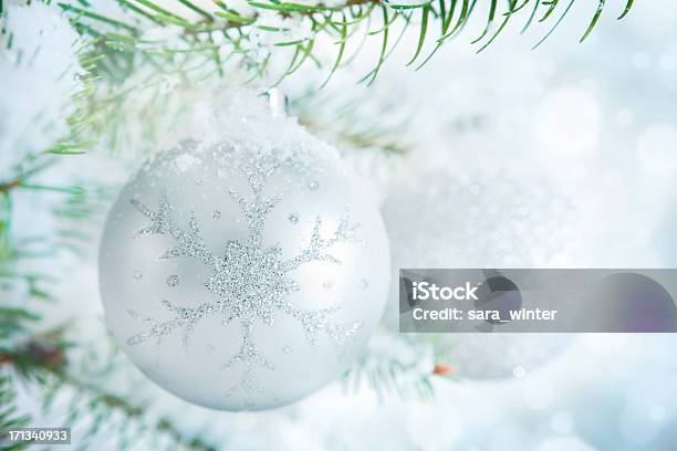 Silver Ciondoli Di Natale Appeso A Un Albero Di Natale Con La Neve - Fotografie stock e altre immagini di Albero