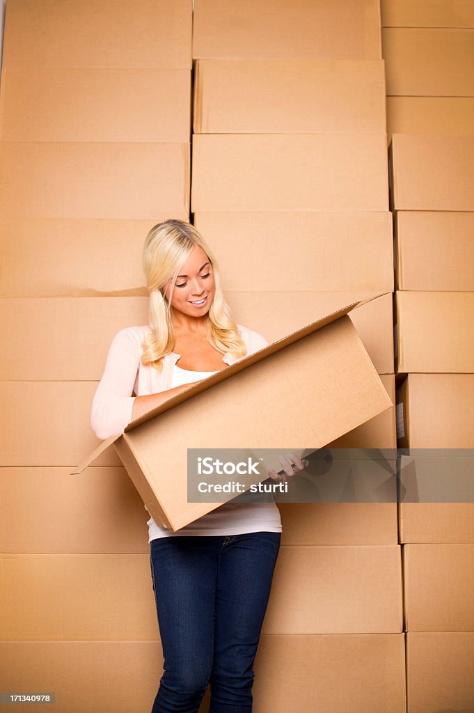 Mujer joven con cajas de cartón - Foto de stock de Autoalmacenaje libre de derechos