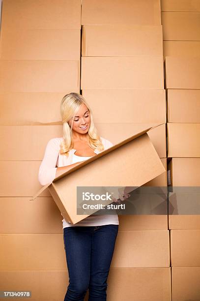 Mujer Joven Con Cajas De Cartón Foto de stock y más banco de imágenes de Autoalmacenaje - Autoalmacenaje, 20 a 29 años, 20-24 años