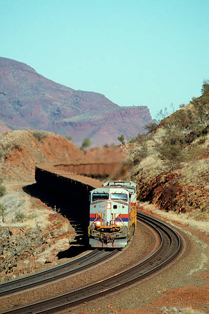 eisenerz zug in spektakulären hills - land vehicle rail freight locomotive australia stock-fotos und bilder