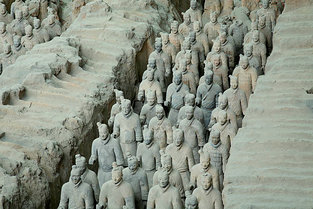 línea de soldados de terracota en el ejército - terracotta power famous place chinese culture fotografías e imágenes de stock