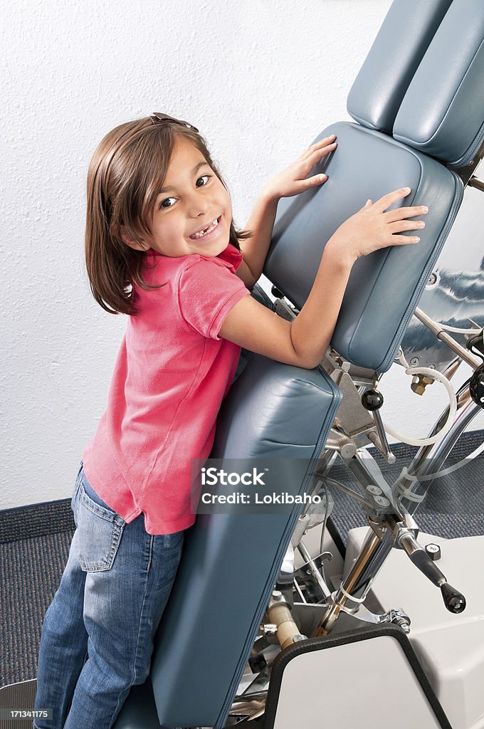 Młoda dziewczyna uśmiech na Chiropractic tabeli - Zbiór zdjęć royalty-free (Dziecko)