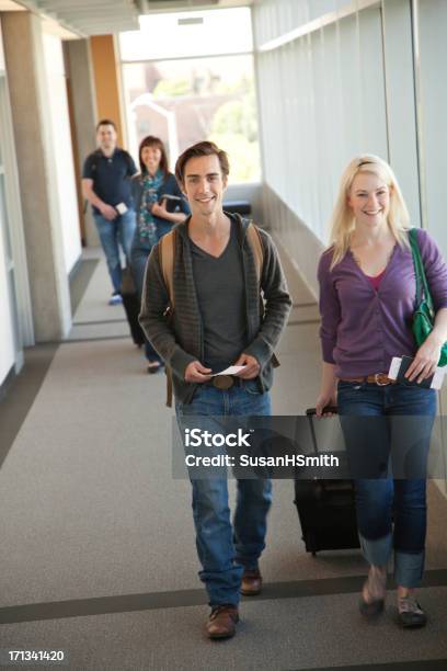 Pareja Caminando En El Pasillo Del Aeropuerto Foto de stock y más banco de imágenes de 20 a 29 años - 20 a 29 años, Adulto joven, Aeropuerto