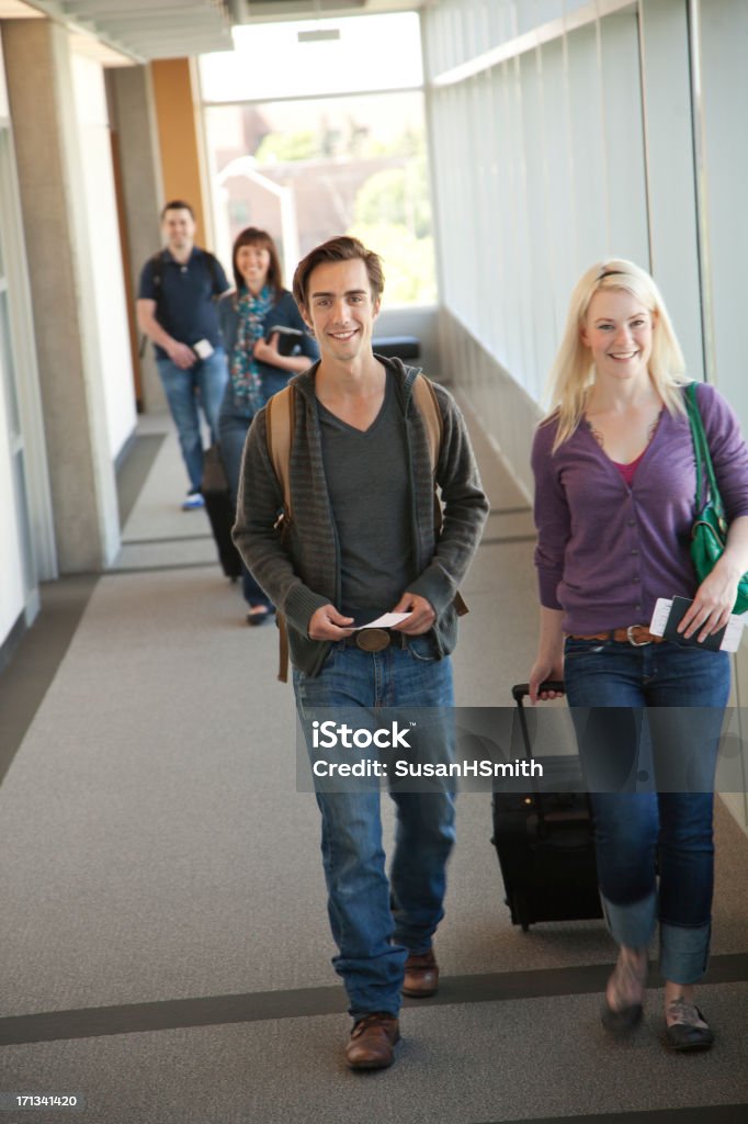 Couple marchant dans le couloir de l'aéroport - Photo de Aéroport libre de droits