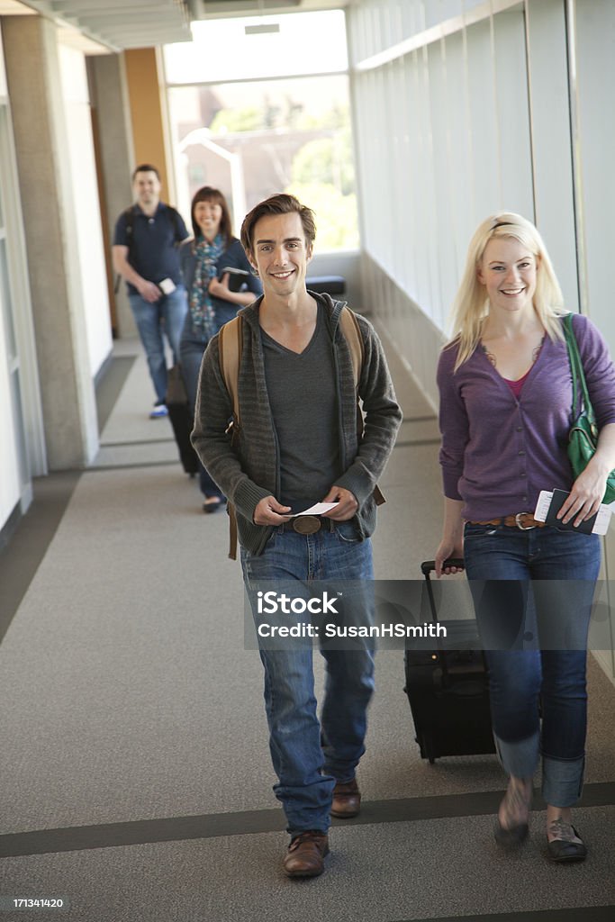 Casal caminhar no corredor de aeroporto - Royalty-free 20-29 Anos Foto de stock