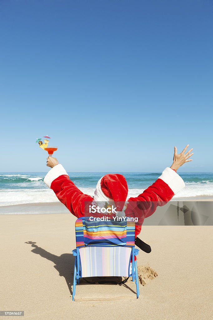 Happy Christmas Santa mit Drinks im Urlaub am tropischen Strand, Vt - Lizenzfrei Weihnachtsmann Stock-Foto