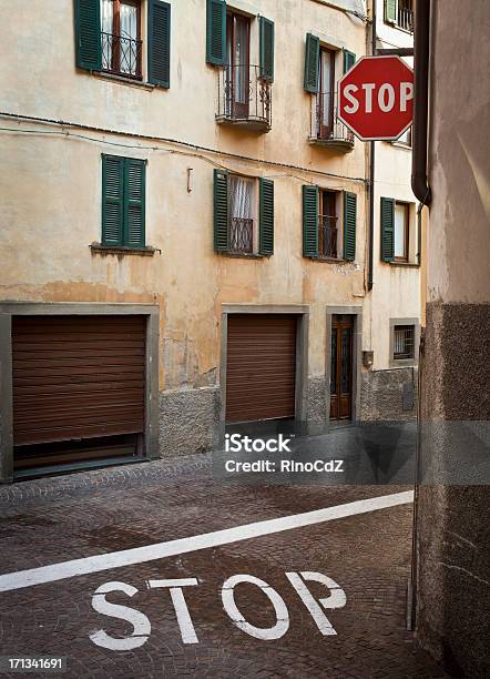 Sinal De Stop De Beco Na Aldeia Italiana - Fotografias de stock e mais imagens de Ao Ar Livre - Ao Ar Livre, Beco, Casa