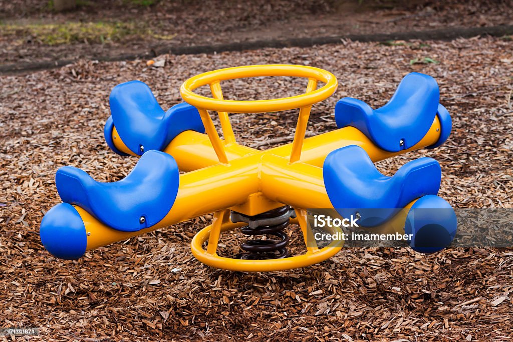 Amarelo e azul pequenas carrossel no Parque de diversões no parque - Royalty-free Lasca de Madeira Foto de stock