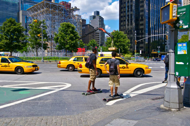 nyc as intersecções, skateboarders na broadway, círculo de colombo manhattan - editorial land vehicle construction equipment built structure imagens e fotografias de stock