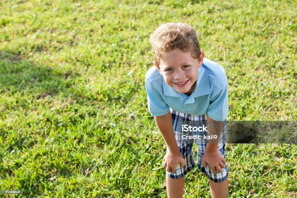 Ragazzino gioca all'aperto - Foto stock royalty-free di Bambini maschi