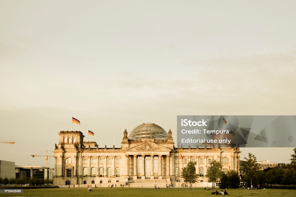 ドイツライヒスターク（ドイツ連邦議会議事堂）夕暮れの建物です。 - カラー画像のロイヤリティフリーストックフォト