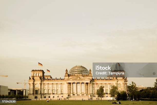 ドイツライヒスタークドイツ連邦議会議事堂夕暮れの建物です - カラー画像のストックフォトや画像を多数ご用意 - カラー画像, ドイツ, ドイツ文化