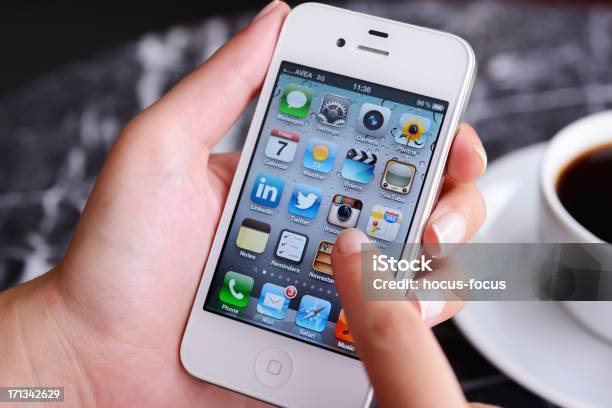 Utilizar Para Iphone - Fotografias de stock e mais imagens de Adulto - Adulto, Analisar, Aplicação móvel