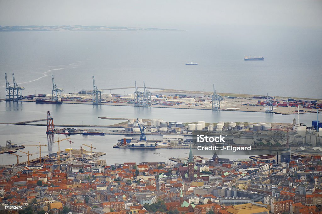 Foto aérea de una gran ciudad con industrial harbor - Foto de stock de Dinamarca libre de derechos