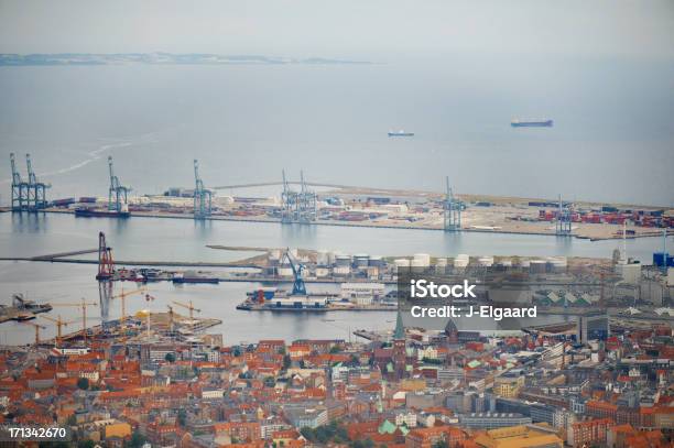 Foto Aérea De Una Gran Ciudad Con Industrial Harbor Foto de stock y más banco de imágenes de Dinamarca