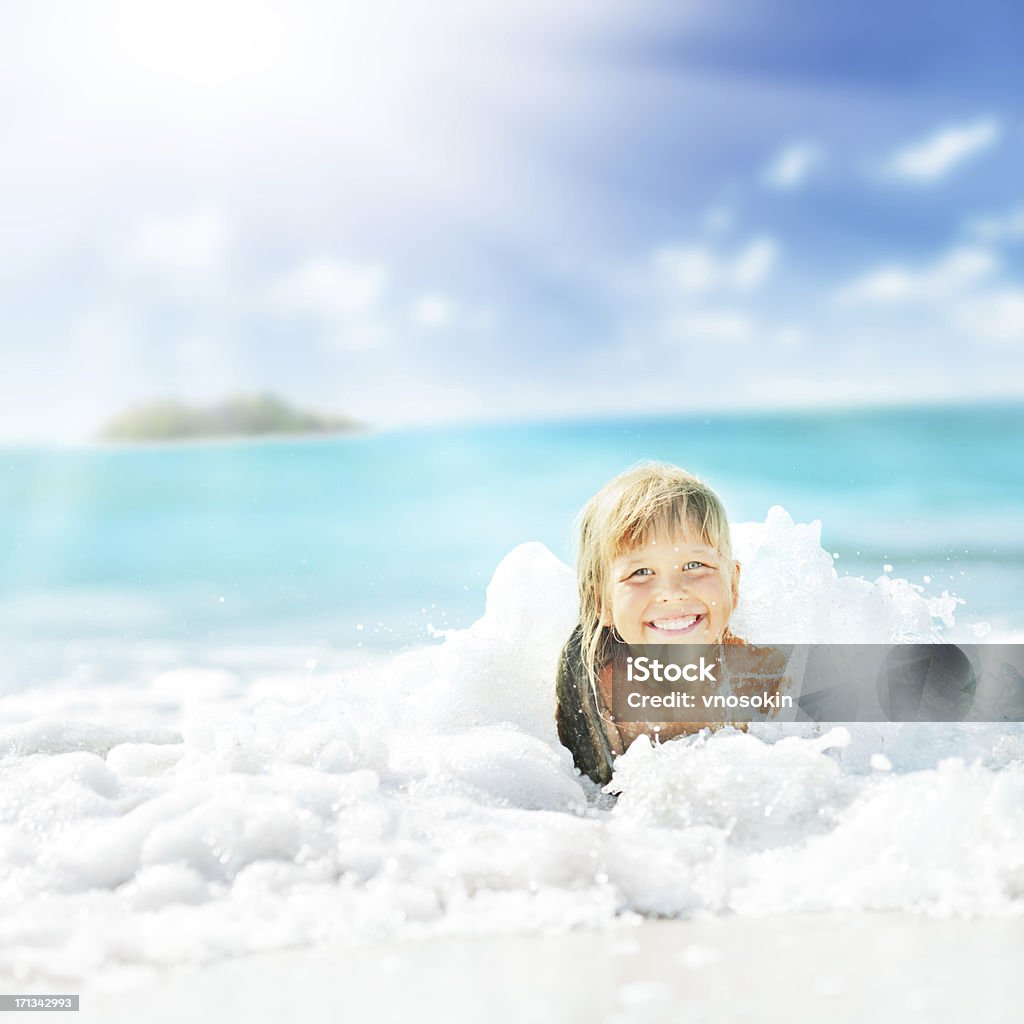 Petite fille s'amuser sur l'océan - Photo de Activité libre de droits