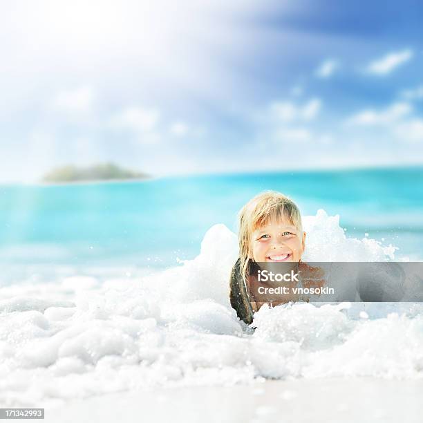 Photo libre de droit de Petite Fille Samuser Sur Locéan banque d'images et plus d'images libres de droit de Activité - Activité, Activité de loisirs, Baie - Eau