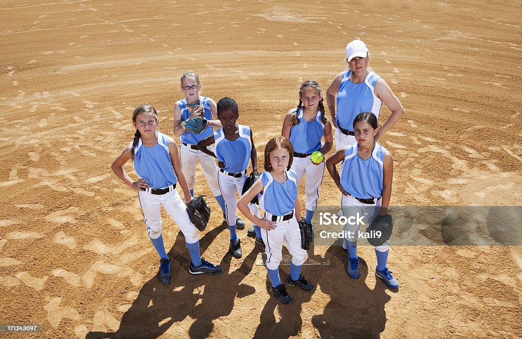 Entraîneur et joueur de Softball - Photo de Petites filles libre de droits