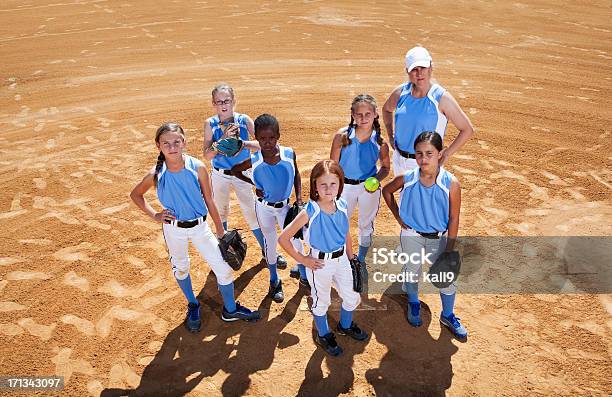 Photo libre de droit de Entraîneur Et Joueur De Softball banque d'images et plus d'images libres de droit de Petites filles - Petites filles, Softball, Terrain de baseball