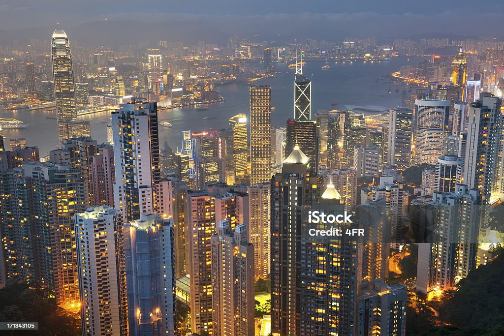 Skyline von Hongkong und Kowloon bei Nacht (XXXL) - Lizenzfrei Ansicht aus erhöhter Perspektive Stock-Foto