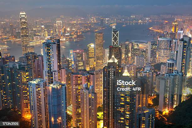 Foto de Horizonte De Hong Kong E Kowloon À Noite e mais fotos de stock de Alto - Descrição Geral - Alto - Descrição Geral, Arranha-céu, China