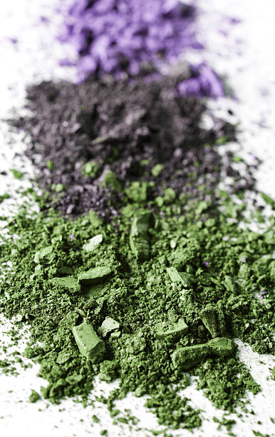 zerdrückt lidschatten - green eyeshadow stock-fotos und bilder