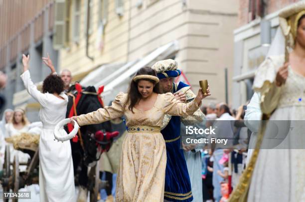 Mittelalterliche Festessen Und Tanz Stockfoto und mehr Bilder von Mittelalterlich - Mittelalterlich, Tanzen, Party