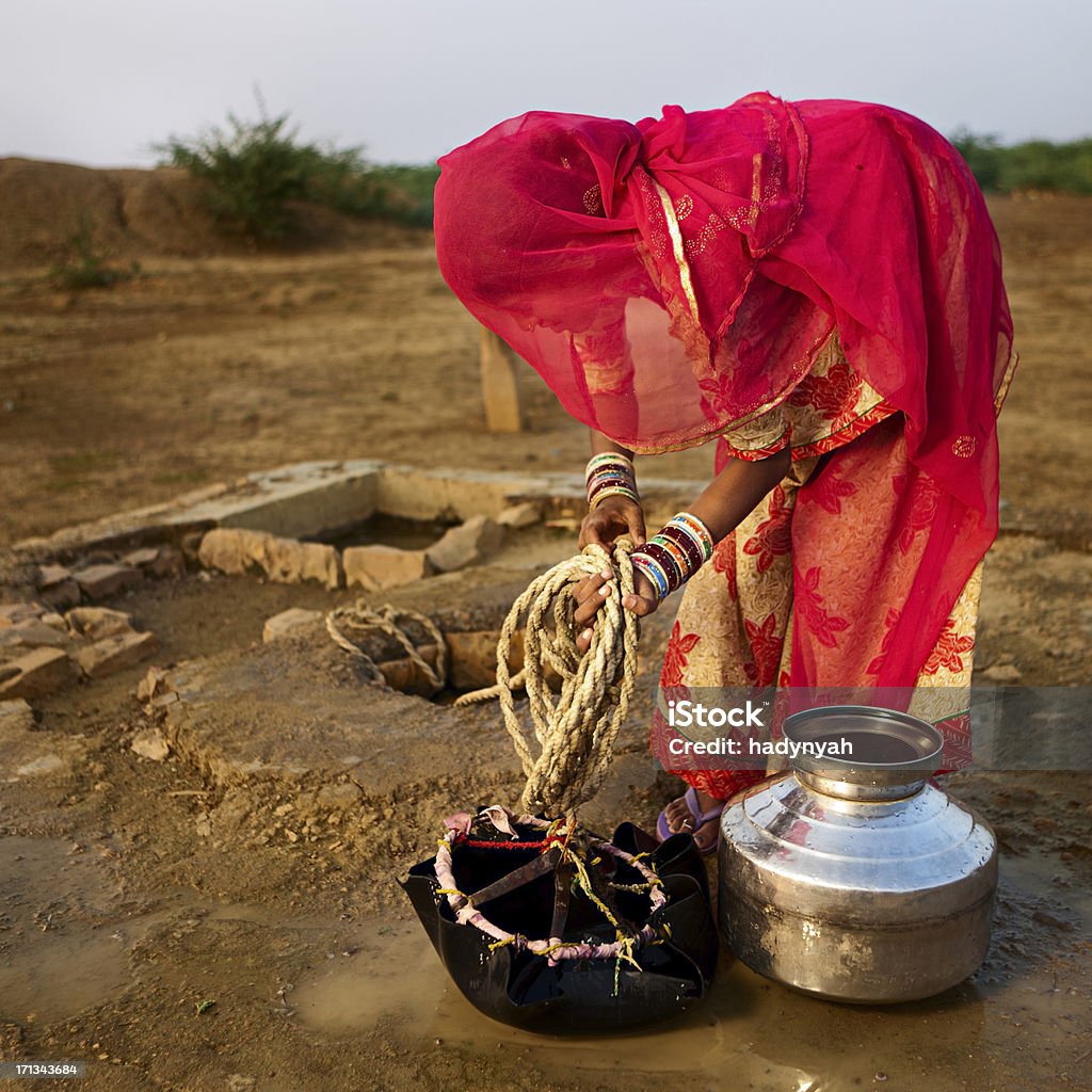 Femme indienne se déplacer de l'eau.  Rajasthan, Désert du Thar - Photo de Adulte libre de droits
