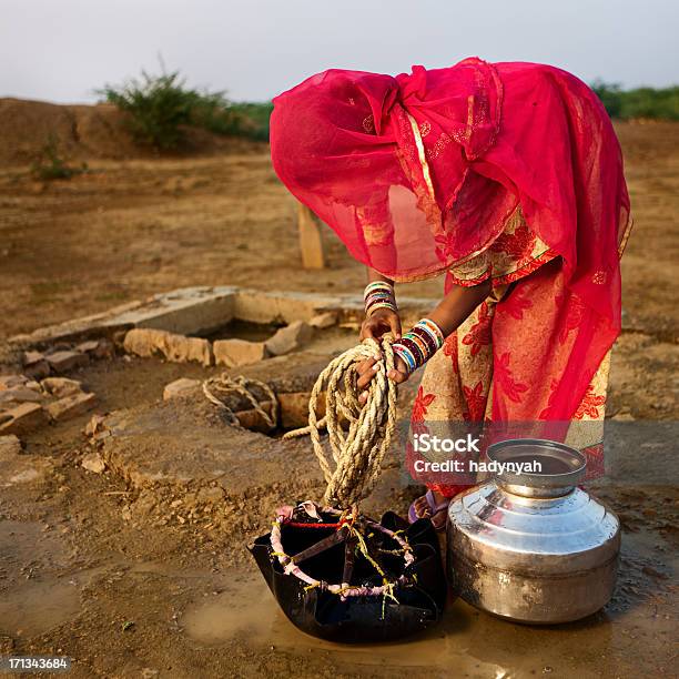 Mulher Indiana A Água Do Recipiente Rajastão Deserto De Thar - Fotografias de stock e mais imagens de Adulto