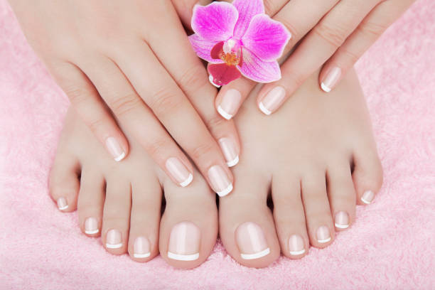 hautpflege von einer schönheit weibliche füße - nail polish cosmetics make up multi colored stock-fotos und bilder