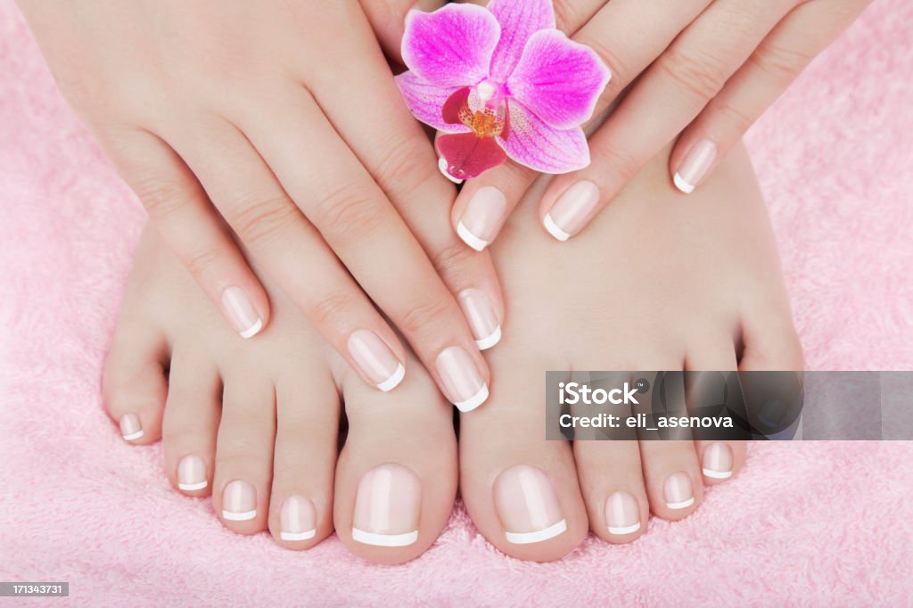 Cura della pelle di un piedi femminili di bellezza - Foto stock royalty-free di Pedicure