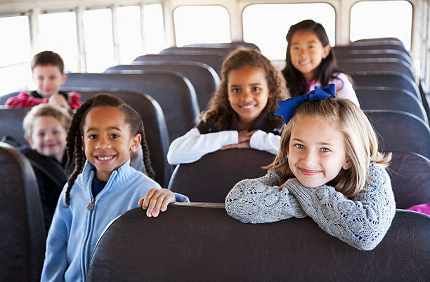 bambini seduti all'interno di scuola bus - sc0536 foto e immagini stock