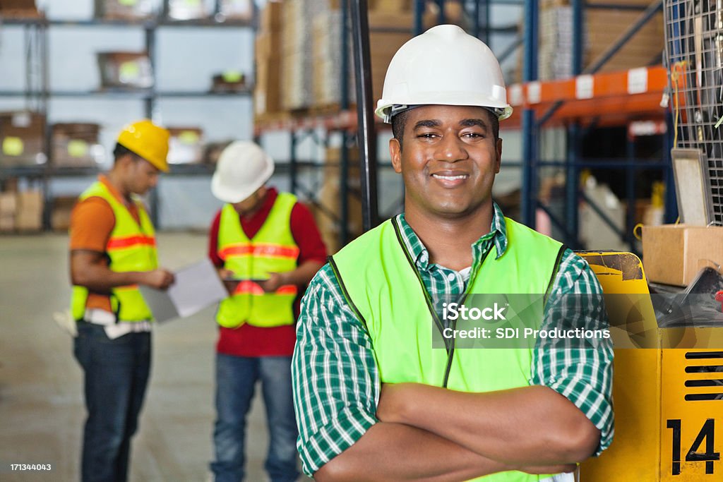 Zuversichtlich Gabelstapler operator in Versand distribution warehouse - Lizenzfrei Leuchtbekleidung Stock-Foto