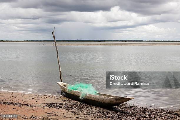 Canoe De Pesca En Senegal Foto de stock y más banco de imágenes de Agua - Agua, Aire libre, Barco pesquero
