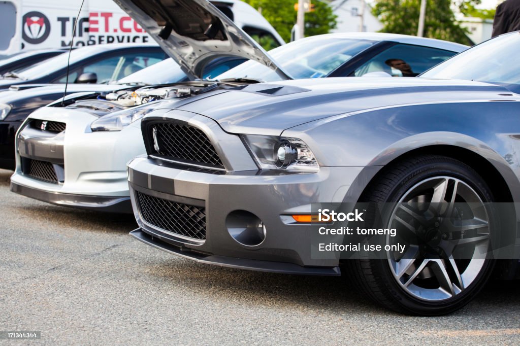 Ford Shelby GT500 y Nissan GTR - Foto de stock de Aire libre libre de derechos