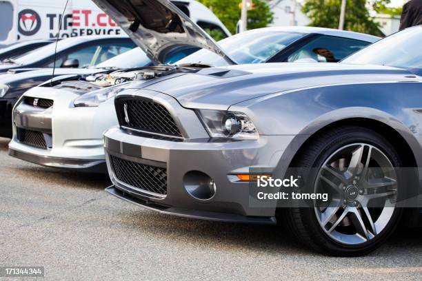 Photo libre de droit de Ford Shelby Gt500 Et Nissan Gtr banque d'images et plus d'images libres de droit de Canada - Canada, Editorial, Effet lumineux