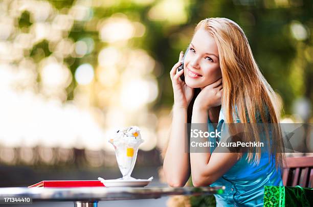 Foto de Mulher Com Sacos Coloridos e mais fotos de stock de 20-24 Anos - 20-24 Anos, A caminho, Adolescente