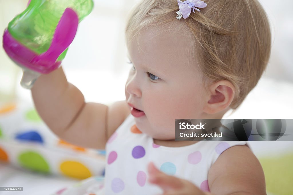 Linda bebé jugando con taza. - Foto de stock de Taza de bebé libre de derechos