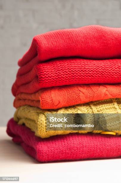 Pile Di Coloratissimi Maglioni - Fotografie stock e altre immagini di Maglione - Maglione, Multicolore, Piegato - Condizione