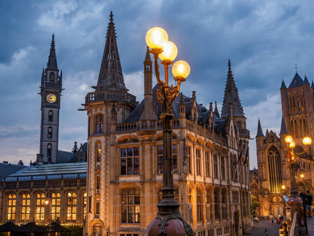 la histórica ciudad de Gante en Bélgica por la noche - foto de stock