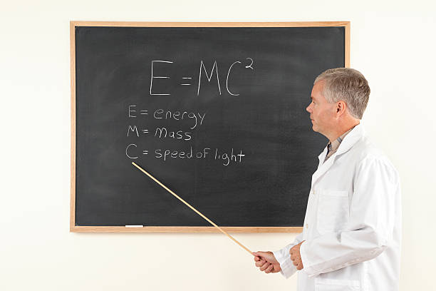 ciencia profesor explicando una ecuación - formula blackboard complexity scientist fotografías e imágenes de stock