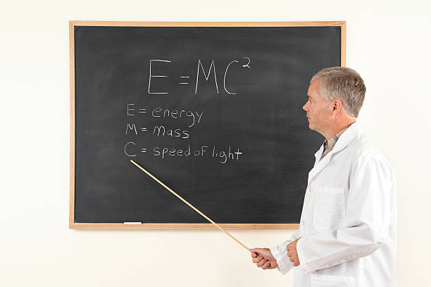 science enseignant expliquant une équation - formula blackboard complexity scientist photos et images de collection