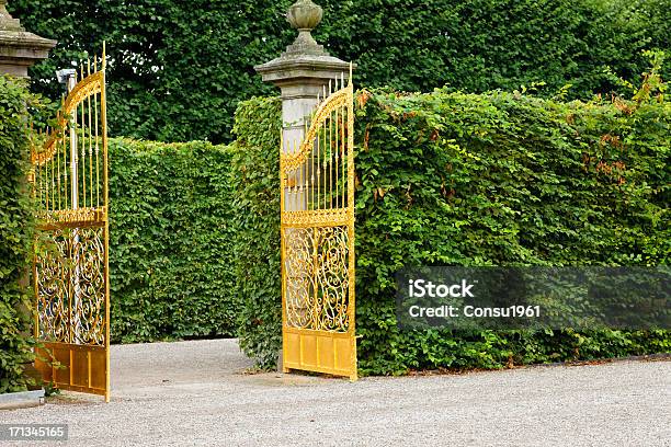 Puerta Foto de stock y más banco de imágenes de Puerta - Estructura - Puerta - Estructura, Jardín privado, Dorado - Color