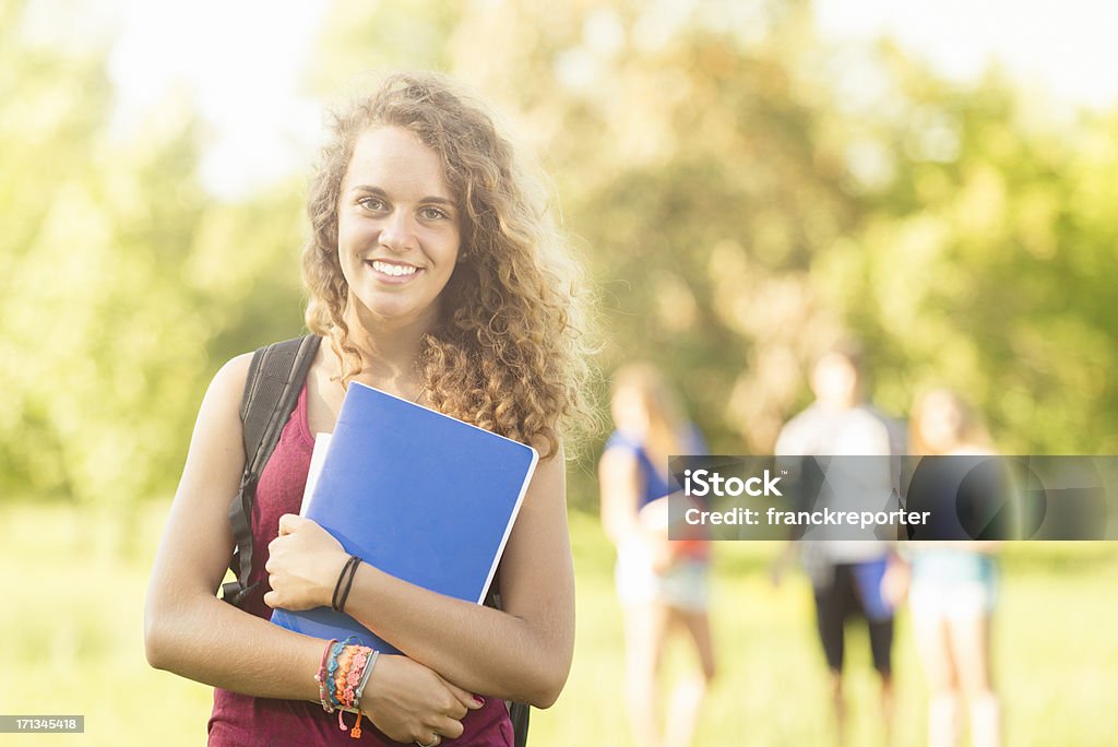 Caucasiana feminino ESTUDANTE UNIVERSITÁRIO ao ar livre - Foto de stock de 18-19 Anos royalty-free