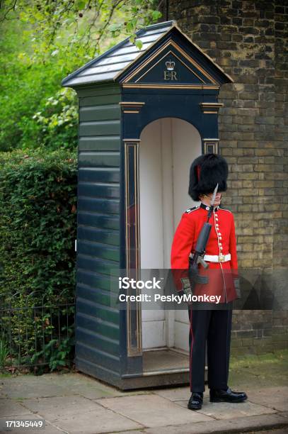 Guardia Real Británica Cuadrados Lo Espera Con Cierre De Londres Foto de stock y más banco de imágenes de Bayoneta