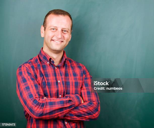 Adulto Joven Retrato En Pizarra Foto de stock y más banco de imágenes de 20 a 29 años - 20 a 29 años, Adulto, Adulto joven