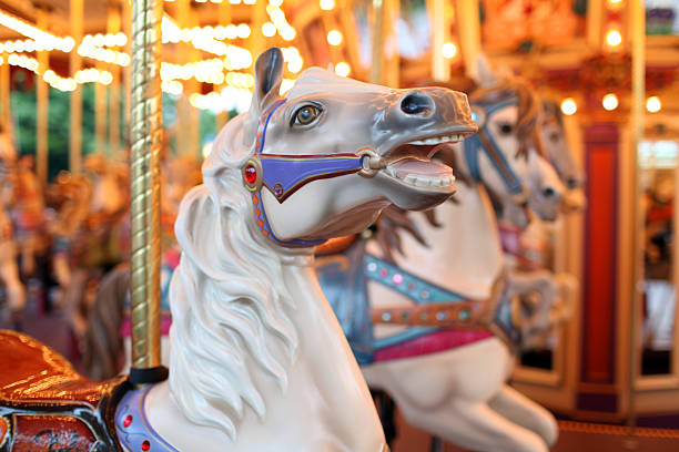 fêtes colorées cheval de carrousel-xxxl - luxury illuminated ornate christmas decoration photos et images de collection