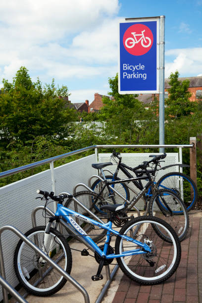 estacionamiento de bicicletas - cobertizo para bicicletas fotografías e imágenes de stock